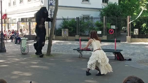 Pariser Und Touristen Genießen Schönheit Und Tierdarbietungen Auf Dem Monmartre — Stockvideo