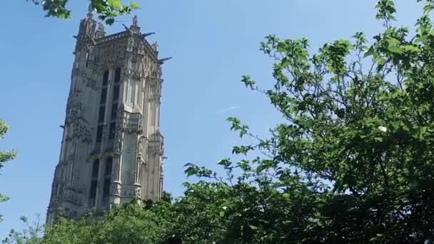 París Torre Saint Jacques Entre Ramas Árboles Cielo Azul — Vídeo de stock