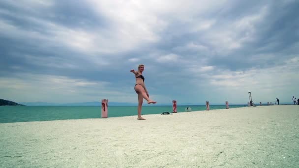 Sport Passen Vrouwelijke Maken Turnen Seashore Slow Motion — Stockvideo