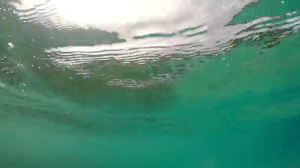 シンク下の水に空気を取る人闘争を溺死のハメ撮り — ストック動画