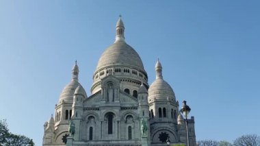 Montmartre, Paris, Fransa 'daki Sacre-Coeur Bazilikası' nın dış cephesi, sinematik Steadicam Manzarası