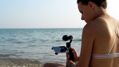 Çekici kadın video kaydı modern 3D dinamitli kamera osmo ve akıllı telefon