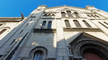 Montmartre, Paris, Fransa 'daki Sacre-Coeur Bazilikası' nın dış cephesi, sinematik Steadicam Manzarası