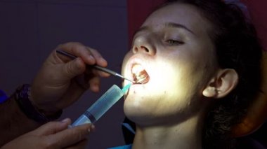 Dişçiyle şırınga iğne yapar diş çene cerrahisi önce kanal dezenfeksiyon