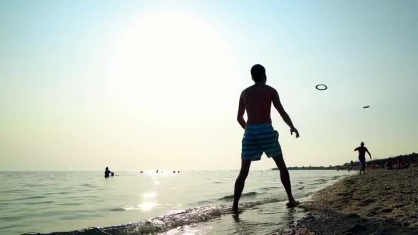 Two Guys Playing Frisbee Beach Sunrise — 图库视频影像