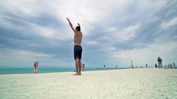 Volledige Lichaam Portret Van Parkour Man Hoog Springen Het Strand — Stockvideo