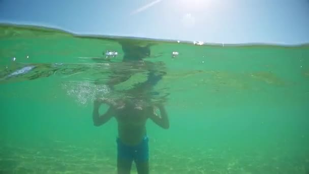 Jeune Adolescent Mâle Aller Debout Sur Les Épaules Père Gopro — Video