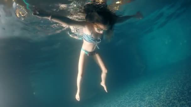 Fille Avec Googles Couché Sur Surface Eau Piscine Sombre — Video