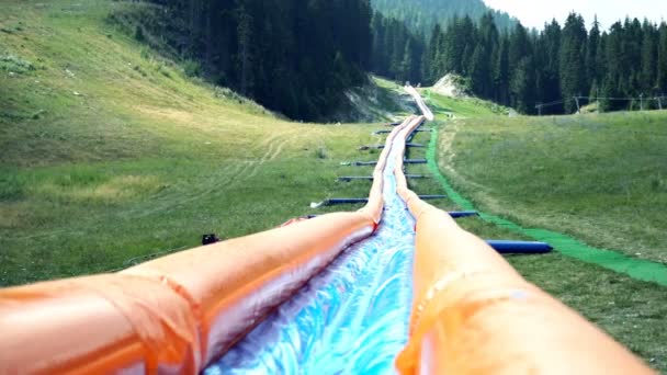 Zomer Adrenaline Park Opblaasbare Waterglijbaan Tobooggan Bansko Bulgarije — Stockvideo