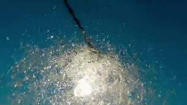 Ducha Playa Gotas Agua Cayendo Cámara Contra Cielo Azul Movimiento — Vídeos de Stock