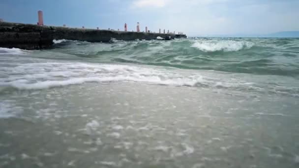 Vihar Egy Beach Pier Közelében Hullámok Fröccsen — Stock videók