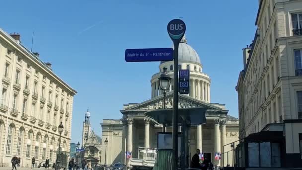 Пантеон Будинок Латинському Кварталі Парижа Знаком Автобусної Зупинки Громадського Транспорту — стокове відео