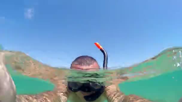 Selfie Medio Bajo Agua Buceo Hombre Con Máscara Snorkel Caribe — Vídeos de Stock