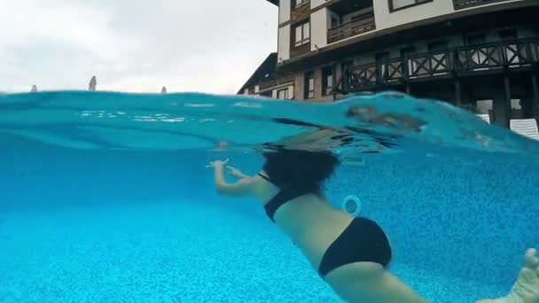 Happy Girl Nuotare Attraverso Una Lussuosa Piscina Vila Vista Dietro — Video Stock