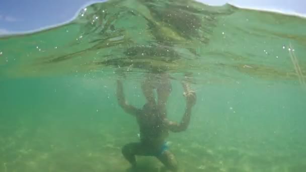 Подросток Делает Прыжок Назад Плеча Отца Море Летних Каникулах Гопро — стоковое видео