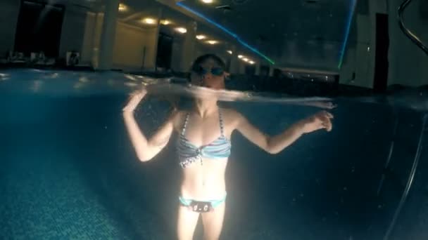 Petite Fille Amusant Sous Eau Jouer Tourner Dans Piscine Luxe — Video