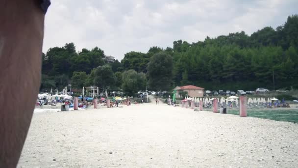 Junger Mann Läuft Joggt Barfuß Auf Strandsteg Filmischer Blick Zeitlupe — Stockvideo