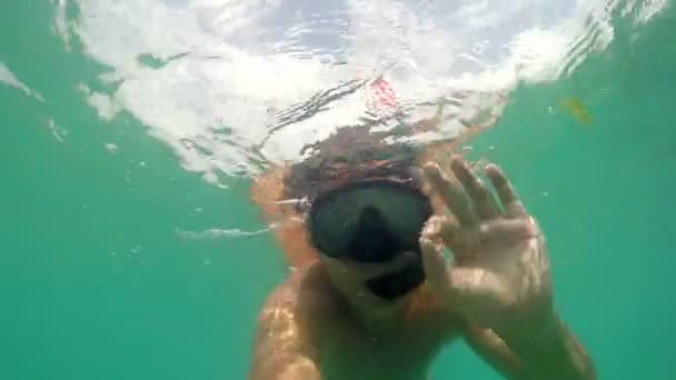 Mergulhador Homem Com Snorkeling Máscara Dando Beijos Ondas Mão Cumprimentos — Vídeo de Stock