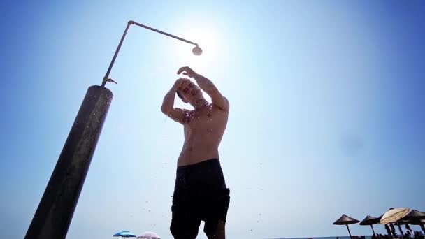 Ung Man Tvätt Hår Dusch Stranden Slow Motion — Stockvideo