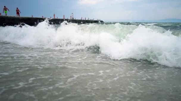 Természet Háttér Tengeri Hullámok Fröccsenő Strand Homok Kilátással Mólón Háttérben — Stock videók