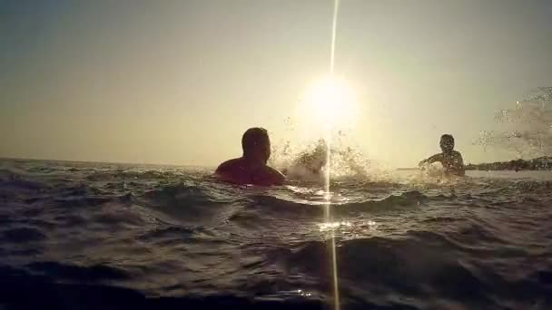 Silhouettes Famille Heureuse Jouant Dans Océan Éclaboussant Eau Coucher Soleil — Video