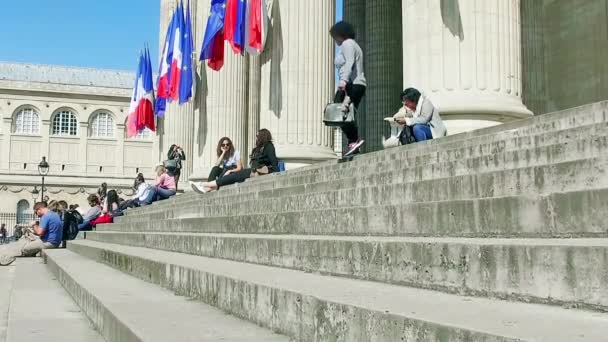 Paris Fransa Güneşli Bir Günde Pantheon Önünde Merdivenlerde Oturan Turist — Stok video