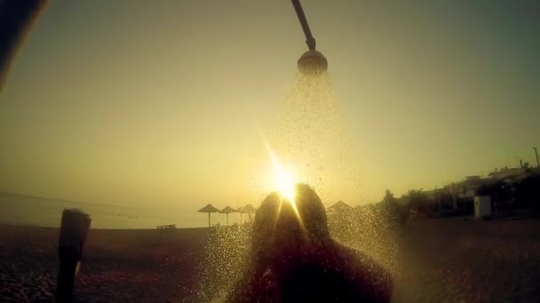 Man Dusch Fria Stranden Med Hänsyn Solnedgången Slow Motion — Stockvideo