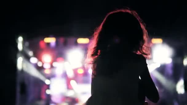 Silueta Chica Con Pelo Cortés Sentado Hombro Disfrutando Festival Música — Vídeos de Stock