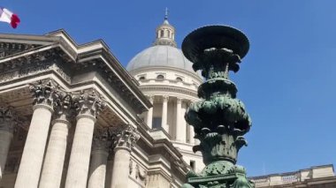Pantheon dış mimarisiyle kubbe ve Fransız bayrağı sallayarak, yavaş hareket ayrıntısı