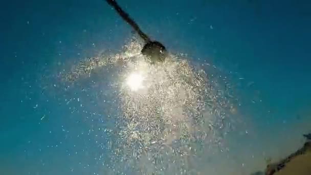 Stranden Dusch Vattendroppar Faller Kameran Mot Blå Himmel Slow Motion — Stockvideo
