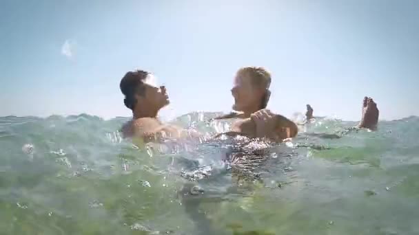 Romantisches Paar Paar Strand Umarmung Und Kuss Wasser Zeitlupenaufnahme Torkuppel — Stockvideo
