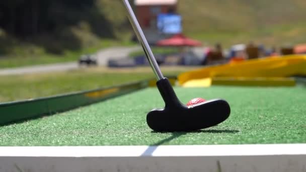 Primer Plano Del Jugador Jugar Mini Golf Con Bola Roja — Vídeo de stock