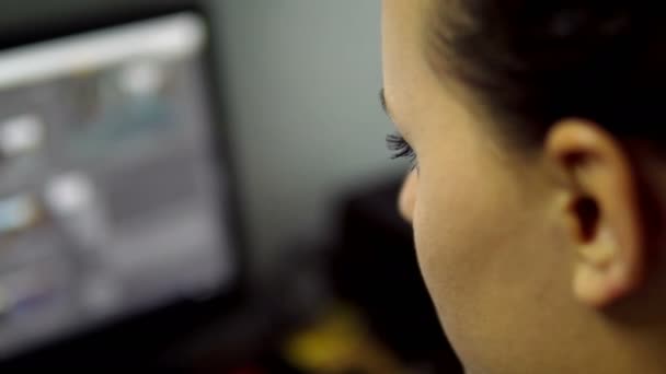 Sobre Hombro Filmación Morena Con Estilo Trabajando Desde Casa Oficina — Vídeos de Stock