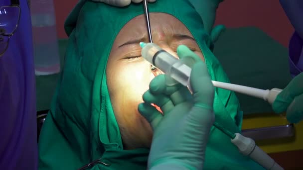 Menina Dente Goma Cirurgia Oral Apicectomia Sala Operação Escura — Vídeo de Stock