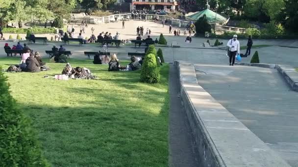 Turisté Sedící Ležící Trávě Trávníku Baziliky Sacre Coeur Populární Mezník — Stock video