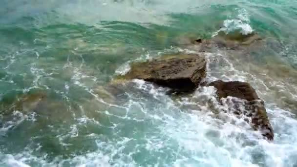 Sfondo Naturale Onde Del Mare Grezzi Spruzzi Pietre Costa Rocciosa — Video Stock