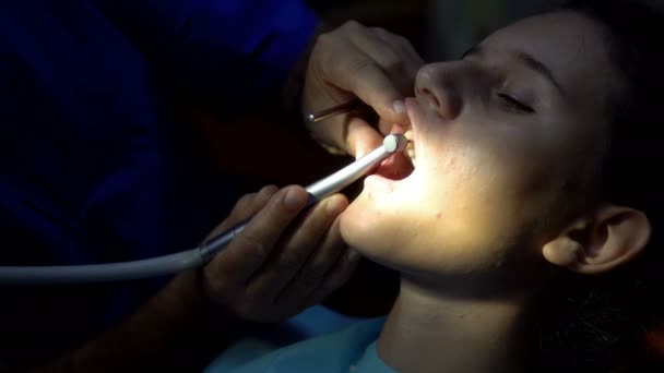 Trabajo Dentista Con Taladro Turbina Torneado Diente Mujer Joven — Vídeo de stock