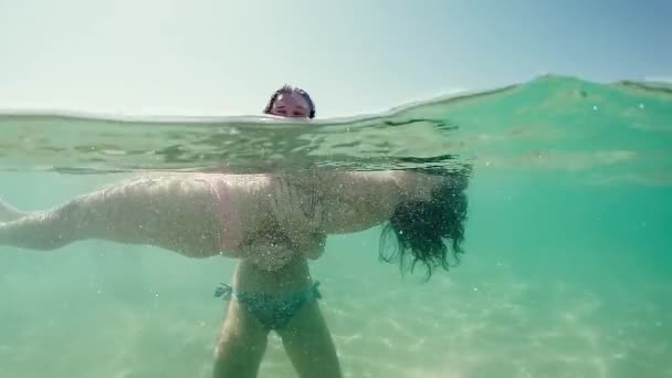 Hermana Mantenga Niña Aprendizaje Acostado Superficie Del Agua Mar Gopro — Vídeos de Stock