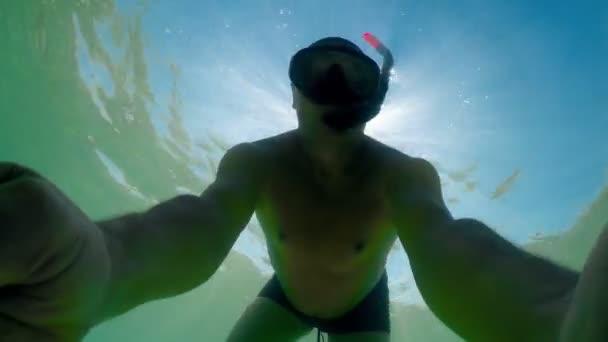 带着浮潜面罩的潜水员的问候 在夏季阳光照射下的水下 — 图库视频影像