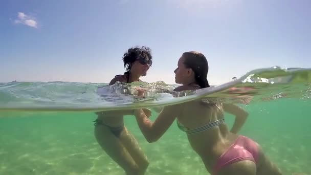 어머니와 해변에 청록색 바다에서 상쾌한 Exchange Gopro 슬로우 — 비디오