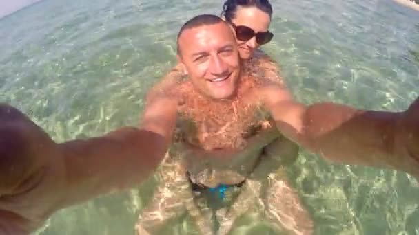 Selfie Couple Romantique Heureux Relaxant Dans Eau Turquoise Plage Concept — Video