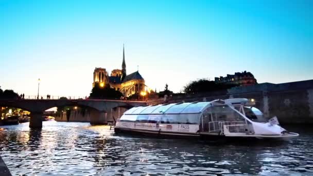 Osvětlené Soumraku Noční Světlo Noční Slavný Notre Dame Tour Loď — Stock video
