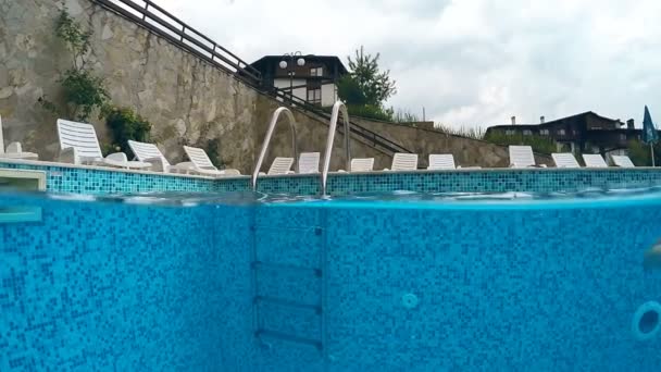 Jovem Adolescente Nadar Piscina Hotel Subir Escadas Escada Gopro Cúpula — Vídeo de Stock