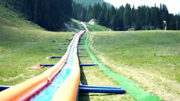 Nyári Adrenalin Park Felfújható Vízi Tobooggan Csúszda Bansko Bulgária — Stock videók