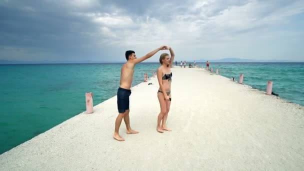 Glückliches Romantisches Paar Tanzt Lächelnd Auf Strandpier — Stockvideo