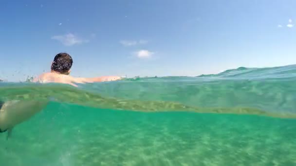 Молодой Мужчина Ползает Море Гопро Купол Водой Треккинг Выстрел — стоковое видео