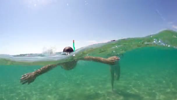 夏休み Gopro ドーム撮影で水中カメラに向かってシュノーケル マスク スイミングを持つ男 — ストック動画