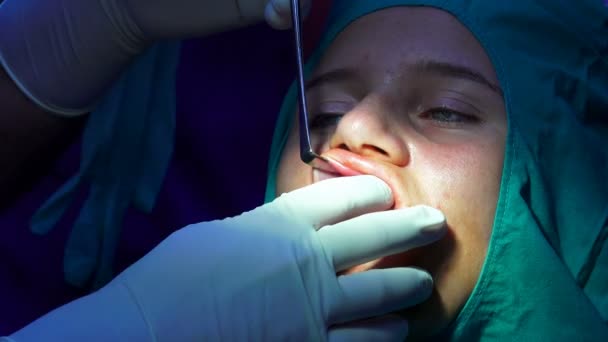 Meisje Tand Kauwgom Oral Surgery Apicectomia Donkere Operatie Kamer — Stockvideo