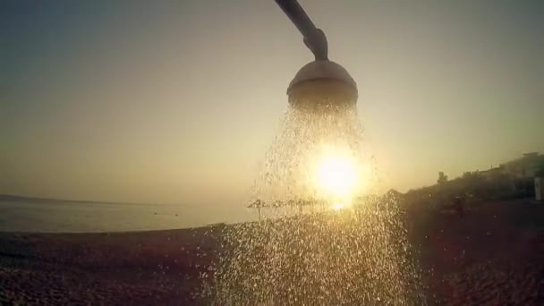 Ducha Cabeza Playa Con Agua Corriente Contra Sol Puesta Del — Vídeo de stock