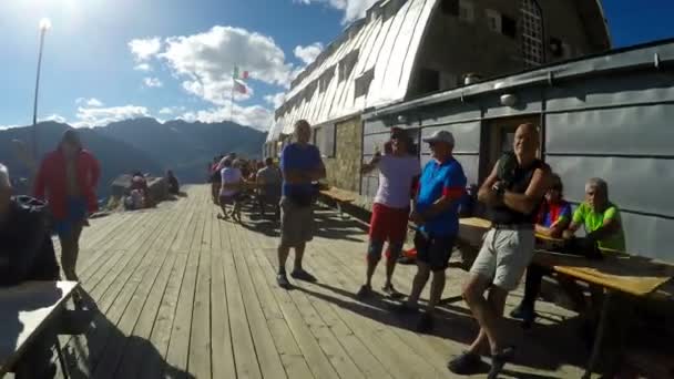 Bergbeklimmers Gran Paradiso Top Expeditie Rusten Hun Toevlucht Hut Vittorio — Stockvideo